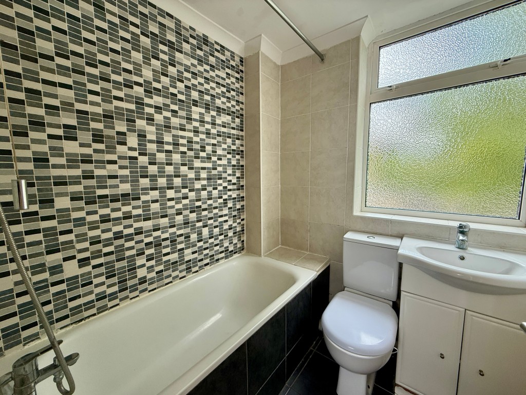 Lot: 127 - THREE-BEDROOM HOUSE FOR IMPROVEMENT - Bathroom with W.C.